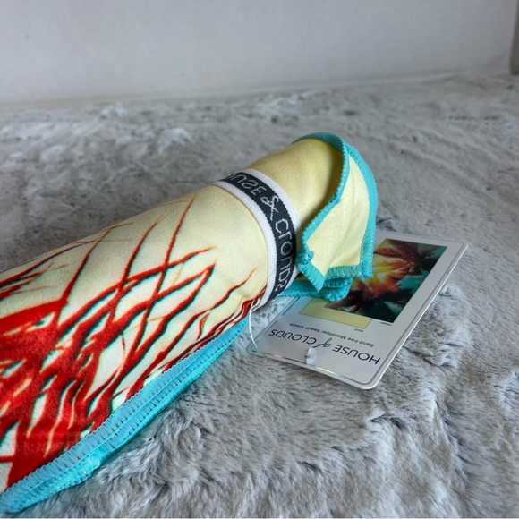 House of Clouds Palm Trees Sand Free
Microfiber Beach Towel New - Picture 8 of 13